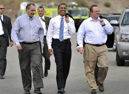 Barack Obama, con su jefe de estrategia, David Axelrod (izquierda), y otros colaboradores ayer en Nevada.