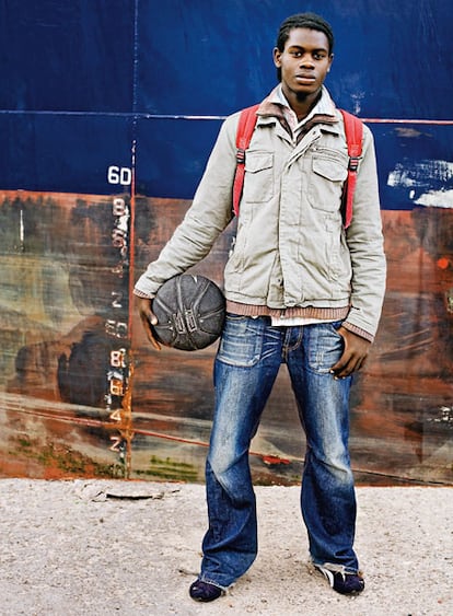 LAMINE THIOR, 21 años. Origen: Senegal. Destino: Algeciras. Su familia siempre ha utilizado las manos para pescar, él se ha saltado la cadena: juega al baloncesto. "¿Senegal? Es bonito pero diferente. Cuando voy, discuto con mi abuelo que no es posible que un tío tenga cuatro esposas sólo porque pueda mantenerlas", comenta con acento andaluz. Los subsaharianos que llegan en patera le dicen blanquito. De allá echa de menos la crema de cacahuete, de aquí odia "la mala leche". Vive con su madre y admite que no sabe pescar.