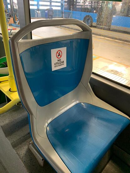 Asiento de un autobús de la EMT con la indicación de que no se puede usar para evitar la propagación de la covid-19.