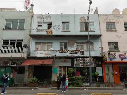 Personas observan los daños que causó un microsismo en Mixcoac (Ciudad de México), en diciembre de 2023.