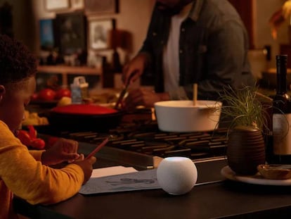 HomePod blanco en uso