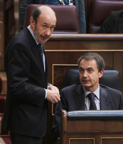 Alfredo Pérez Rubalcaba y José Luis Rodríguez, ayer en el Congreso.