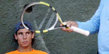 Rafael Nadal sigue las instrucciones de su entrenador durante una sesión de preparación del Abierto de Barcelona.