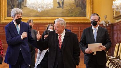 Andrés Manuel López Obrador, presidente de México, entre John Kerry, enviado de Joe Biden para el Clima, y el canciller mexicano, Marcelo Ebrard