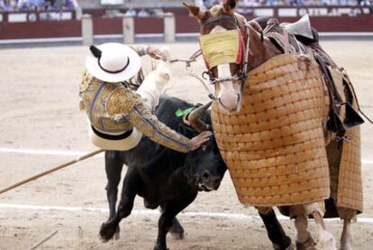 El picador José Carlos González cae del caballo, empujado por <i>Guasón,</i> el quinto toro de la tarde, ayer en Las Ventas.