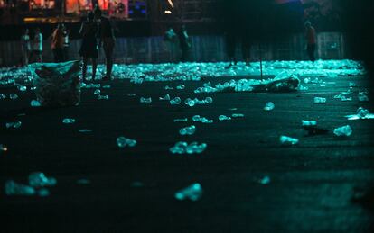 El campo después de la batalla. El calor, a pesar de ser por la noche, llena de botellas de plástico el suelo del Parc del Fòrum.
