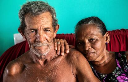 João e Raimunda, depois de serem expulsos de duas casas: a da ilha e a da cidade.