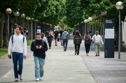 Varios alumnos pasean por el campus de la Universidad Pública de Navarra.