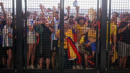 Aficionados empujan contra las puertas antes del comienzo de la final, el 14 de julio.