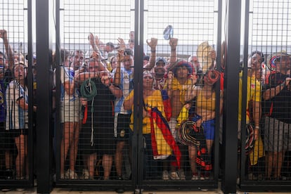 Aficionados empujan contra las puertas antes del comienzo de la final, el 14 de julio.