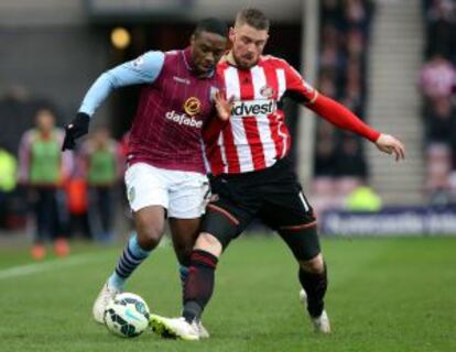 Charles N'Zogbia, del Aston Villa, pelea un balón con Connor Wickham.