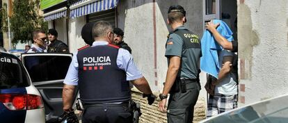 Els mossos detenen un sospitós al carrer Pont d'Olot de Ripoll.