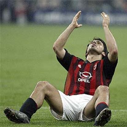 Gennaro Gattuso del Milan se lamenta tras perder una oportunidad de gol.