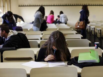 Estudiantes en uno de los centros afectados por la huelga.