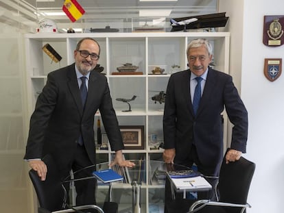 Jaime de Rábago, presidente de la patronal de armamento (Tedae) y, a la derecha, Gerardo Sanchez Revenga, de la asociación de empresas suministradoras de Defensa (Aesmide).