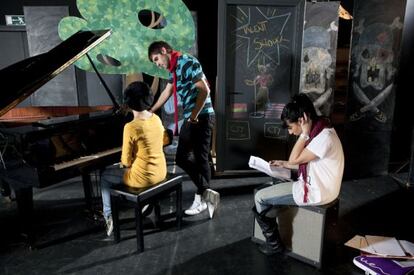 Un grupo de estudiantes practica música