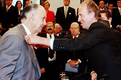 Camilo José Cela, Premio Nobel de Literatura, ha sido uno de los escritores más galardonados de España. En 1995, recibía por fin el Cervantes de manos del Rey no sin la habitual polémica que le acompañaba. "El Cervantes empezó bien, pero luego se politizó. Es una pena", dijo poco antes de conocerse la noticia de su concesión.