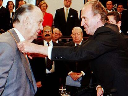 Camilo José Cela, Premio Nobel de Literatura, ha sido uno de los escritores más galardonados de España. En 1995, recibía por fin el Cervantes de manos del Rey no sin la habitual polémica que le acompañaba. "El Cervantes empezó bien, pero luego se politizó. Es una pena", dijo poco antes de conocerse la noticia de su concesión.