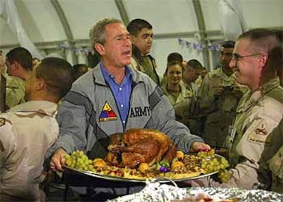 El presidente estadounidense se dirige a sus tropas en el aeropuerto de Bagdad.