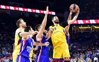 Mirotic entra a canasta durante un partido con el Barcelona.