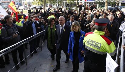 L'alcalde de Reus entrant als jutjats, amb diversos regidors de l'Ajuntament.