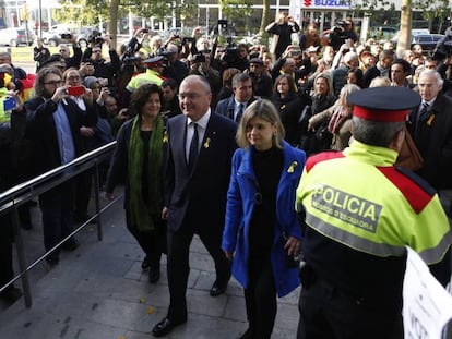 L'alcalde de Reus entrant als jutjats, amb diversos regidors de l'Ajuntament.