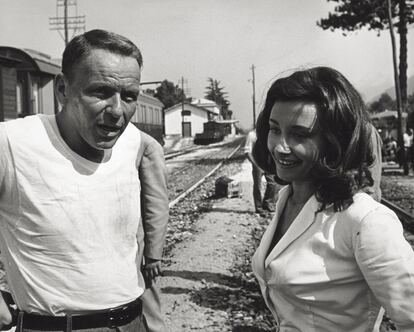 El cantante y actor Frank Sinatra y la actriz Raffaella Carrà toman un descanso durante la grabacón de la película 'Von Ryan's Express', en 1965.