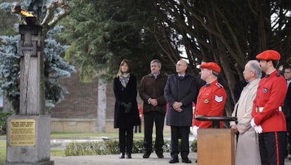Varela, Atutxa y Goikoetxea (en primer término y de izquierda a derecha), presencian el apagado de la llama, junto a representantes del Gobierno.