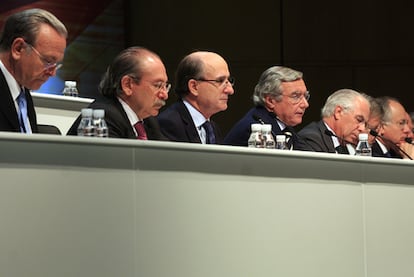 De izquierda a derecha, Isidro Fainé (La Caixa), Luis del Rivero (Sacyr) y Antonio Brufau (Repsol), en una junta de accionistas de Repsol.