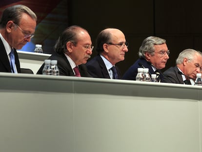 De izquierda a derecha, Isidro Fainé (La Caixa), Luis del Rivero (Sacyr) y Antonio Brufau (Repsol), en una junta de accionistas de Repsol.