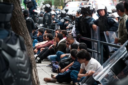 Los agentes, junto a jóvenes manifestantes.