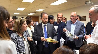 Representantes de las diversas formaciones políticas en el recuento oficial realizado por la Junta Electoral de las elecciones municipales de León.