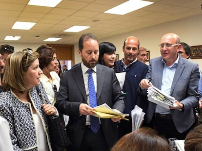 Representantes de las diversas formaciones políticas en el recuento oficial realizado por la Junta Electoral de las elecciones municipales de León.