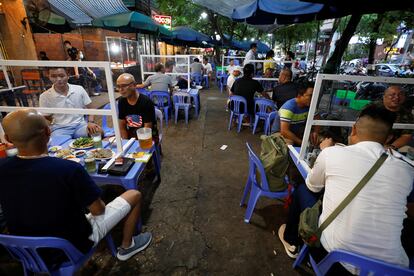 Una terraza de un restaurante con pantallas para evitar la propagación de la covid-19 en Hanói (Vietnam), en agosto.