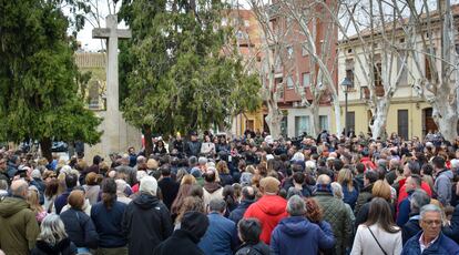 Minuto de silencio convocado este domingo por los vecinos de Campanar, el barrio donde se produjo el incendio en Valencia.