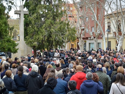 Minuto de silencio convocado este domingo por los vecinos de Campanar, el barrio donde se produjo el incendio en Valencia.