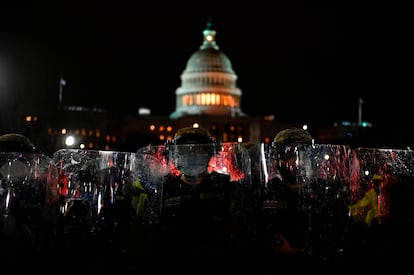 Miembros de la Guardia Nacional protegen el capitolio después de la irrupción de los seguidores de Trump este miércoles.