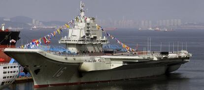 El portaviones chino &#039;Liaoning&#039;, anclado en el puerto de Dalian, en septiembre.