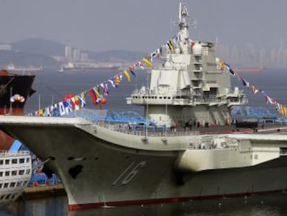 O porta-aviões chinês 'Liaoning', ancorado no porto de Dalian, em setembro.