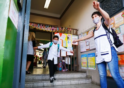 Un alumno sale del colegio Provincia de Crdoba, en Buenos Aires, en febrero de 2021.