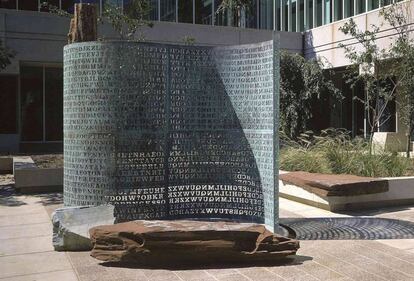 Imagen de la escultura Kryptos en un patio de la sede en Langley, Virginia.