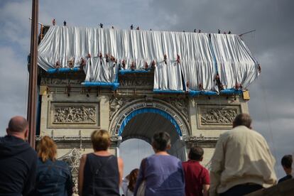 En total se han empleado cerca de 25.000 metros de tela reciclada para recubrir el Arco del Triunfo.