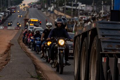 Fila de motociclistas ingresando a Asunción sobre la avenida Acceso Sur, ciudad de Villa Elisa.