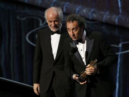 Paolo Sorrentino (derecha) recoge el Oscar por 'La gran belleza' junto con Toni Servillo.