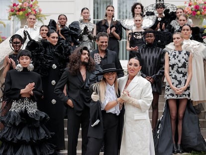 La diseñadora Juana Martín recibe el aplauso y las felicitaciones de los modelos de sus desfiles, entre ellos la actriz Rossy de Palma, al finalizar su desfile de alta costura en París, el 7 de julio de 2022.