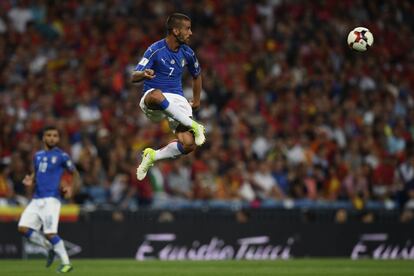 El centrocampista italiano Leonardo Spinazzola golpea el balón durante el partido de fútbol.