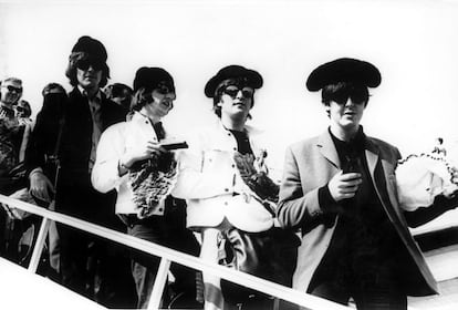 Los componentes de The Beatles bajan del avión en su llegada a Barcelona en 1965.