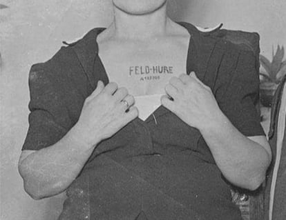Una prisionera del campo de concentración de Ravensbrück con la inscripción 'Feld-Hure' (puta de campo) en el pecho.