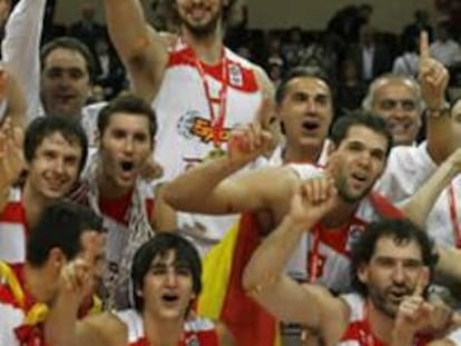 Los jugadores de la seleccion española de baloncesto muestran su alegría tras conseguir la medalla de oro del Campeonato Europeo de baloncesto al vencer a Serbia en la final