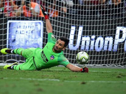 Antonio Adán, portero del Atlético de Madrid, detiene un penalti ante el Arsenal.